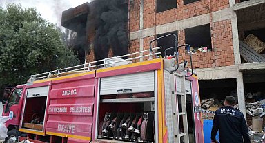 İçi ve etrafı çöplerle dolu metruk bina yangını mahalleliyi tedirgin etti
