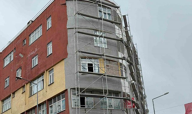 Iğdır'da binadaki dış cephe çalışmasında güvenlik ihmali