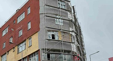 Iğdır'da binadaki dış cephe çalışmasında güvenlik ihmali