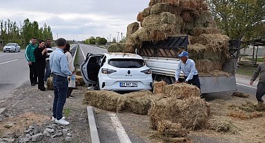 Iğdır'da kamyonet ile otomobil çarpıştı: Otlar aracın üzerine döküldü