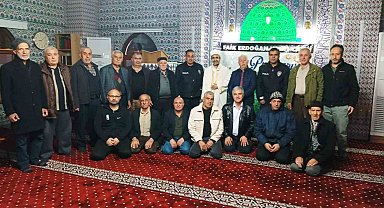 İhbar üzerine camiye gelen polisler sürpriz kutlamayla karşılaştı