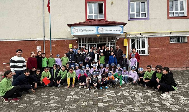 İhbar üzerine okula giden polisler sürpriz kutlamayla karşılandı