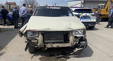 İki araç çarpıştı, 4 araç hasar aldı