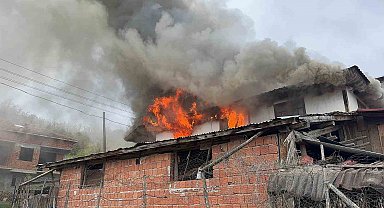 İki katlı ev alev alev yandı