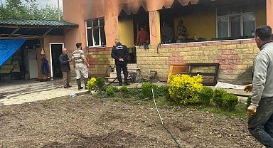 İki katlı evin mutfağında çıkan yangın paniğe neden oldu