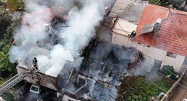 İki katlı gecekonduda çıkan yangın bitişiğindeki eve sıçradı