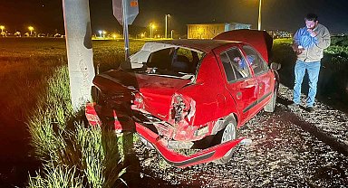 İki otomobil çarpıştı, iki kişi hastanelik oldu