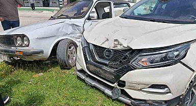 İki otomobilin çarpıştığı kaza anı kamerada