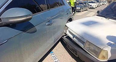 İki otomobille çarpışan motosiklet sürücüsü yaralandı