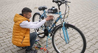 İkinci el bisiklet satın aldı, topladığı malzemelerle mobilete çevirdi