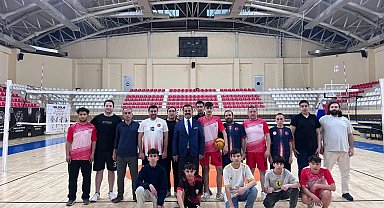İl Müdürü İlhan çocuklarla voleybol oynadı