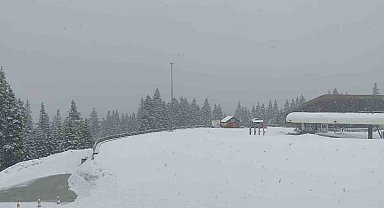 İlkbahar yerini kışa bıraktı, turizm alanı yeniden beyaz örtüyle kaplandı
