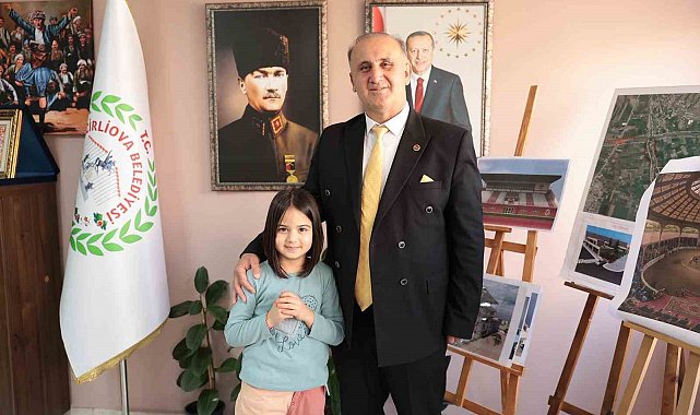 İlkokul öğrencisi Sare, ödevini Başkan Kaya ile yaptı