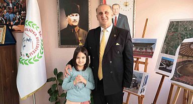 İlkokul öğrencisi Sare, ödevini Başkan Kaya ile yaptı