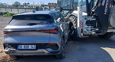 İnegöl'de otomobil iş makinasına çarptı: 1 yaralı