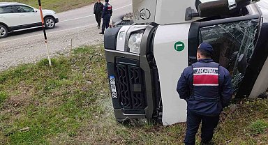 İnegöl'de su yüklü tır yamaca devrildi: 1 yaralı