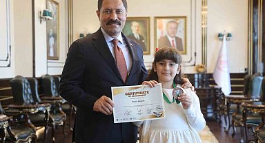 İngilizce olimpiyatında dünya üçüncüsü olan şehit kızı, söyledikleriyle valiye duygusal anlar yaşattı