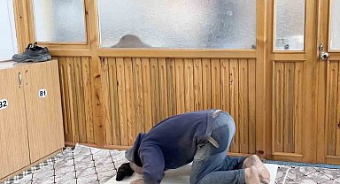İnşaat işçisinden örnek davranış: Camiyi kirletmemek için nalburdan aldığı malzemenin üzerinde namazını kıldı