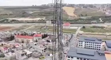 İntihar için elektrik direğine çıkan şahıs, polis dronu ile vazgeçirildi