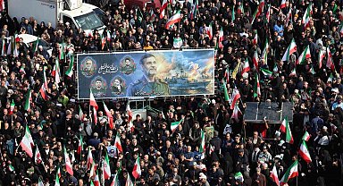İran'da ABD-İsrail saldırılarında ölen DMO komutanı Tengsiri için cenaze töreni düzenlendi