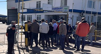 İş alamayan kooperatif üyeleri fabrika önünde toplandı