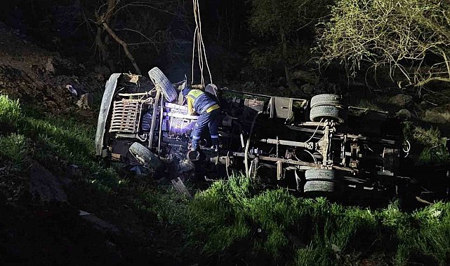 İş makinesi şarampole yuvarlandı: 1 ölü, 1 yaralı