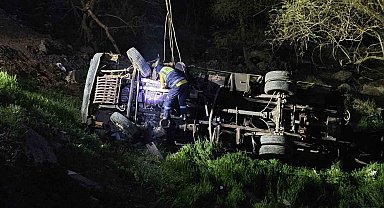 İş makinesi şarampole yuvarlandı: 1 ölü, 1 yaralı