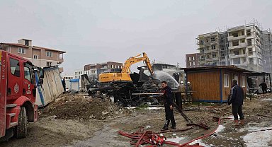 İşçilerin kaldığı 2 katlı yatakhane alevlere teslim oldu