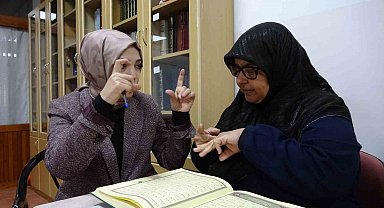 İşitme engelli kadınlar işaret diliyle Kur'an-ı Kerim öğreniyor