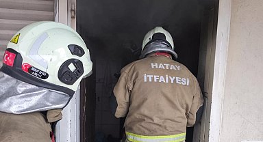 İskenderun'da evin mutfağı alevlere teslim oldu