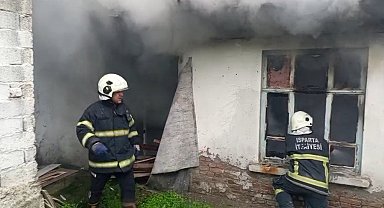 Isparta'da metruk binada çıkan yangın itfaiye ekiplerince söndürüldü