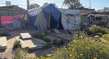 İsrail saldırılarında evini kaybeden Gazzeli Halid ez-Zaanin, ailesiyle mezarlıkta yaşıyor