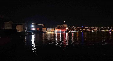 İstanbul Boğazı'nda gemi yalıya metreler kala karaya oturdu, geçişler geçici olarak durduruldu