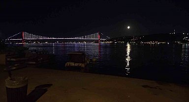 İstanbul Boğazı'nda yakamoz manzarası