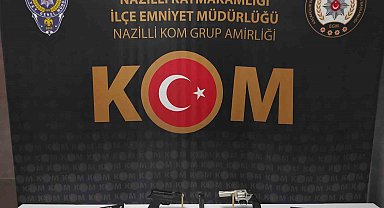İşyerinde ruhsatsız silahlarla yakalandı