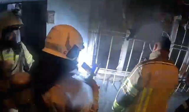İtfaiye erlerinin yangını söndürmek için zamanla yarıştığı anlar kamerada