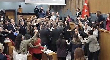 İzmir Büyükşehir Belediyesi Meclis Toplantısında arbede