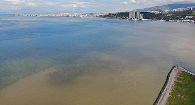 İzmir Körfezi'nde sağanak yağış sonrası renk değişimi
