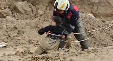 İzmir'de çamura saplanan çocukları itfaiye kurtardı