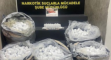 İzmir'de durdurulan araçtan 156 bin uyuşturucu hap çıktı