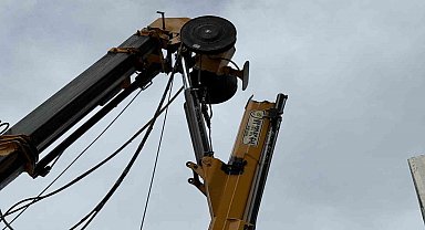 İzmir'de inşaat kulübesinin üzerine vinç düştü: 3 işçi yaralandı