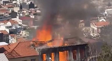 İzmir'de metruk binada yangın