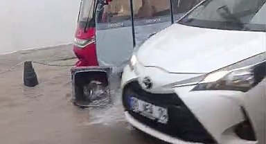 İzmir'de sağanak sokakları göle çevirdi