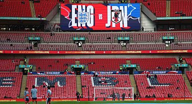 Japon taraftarlar, dünyaya örnek olmaya devam ediyor