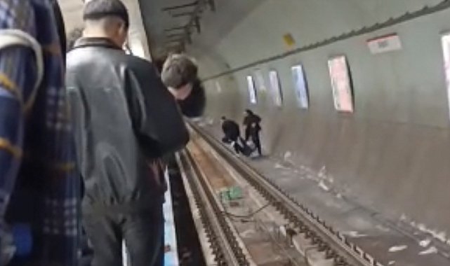 Kadıköy metro istasyonunda intihar girişimi vatandaşlar tarafından engellendi