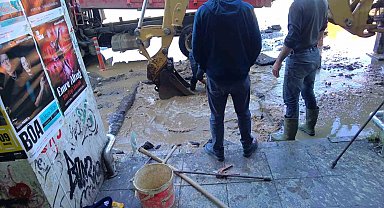 Kadıköy'de ait su borusu patladı, yollar göle döndü