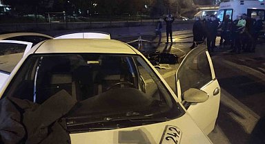 Kadıköy'de emniyet şeridindeki sürücüye otomobil çarptı: 1 ölü