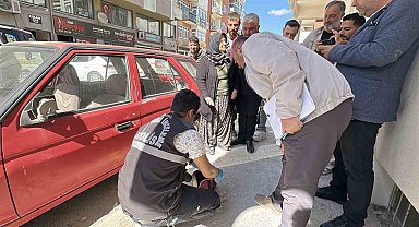 Kadının kapıda unuttuğu çantadaki altın ve paraları çaldılar