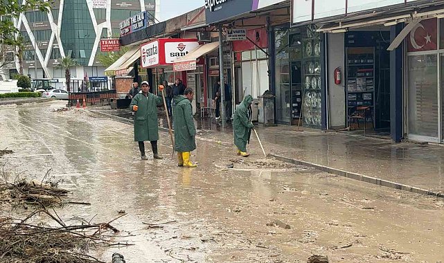 Kadirli'de selin ardından temizlik başladı, esnaf yardım bekliyor