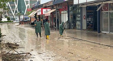 Kadirli'de selin ardından temizlik başladı, esnaf yardım bekliyor